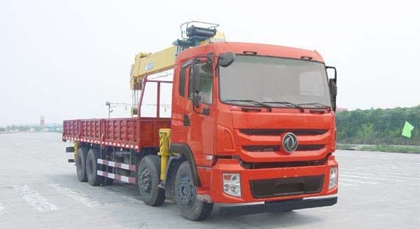 东风前四后八随车起重运输车