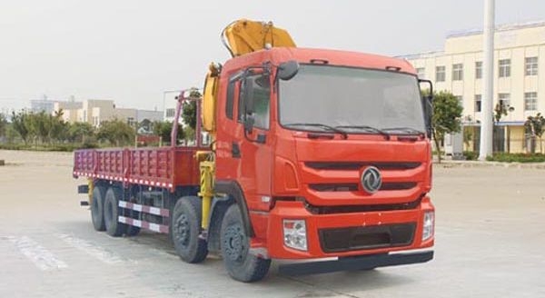 东风前四后八随车起重运输车