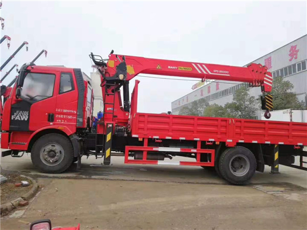 解放J6单桥三一10吨随车吊运输车