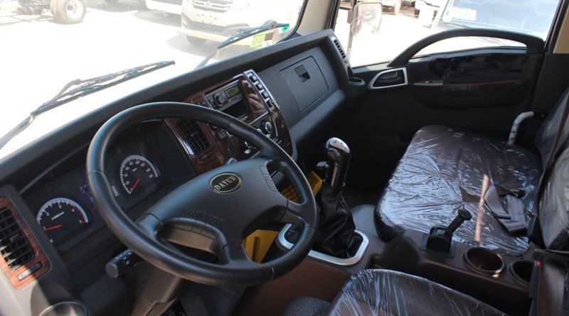 国六大运黄牌平板运输车