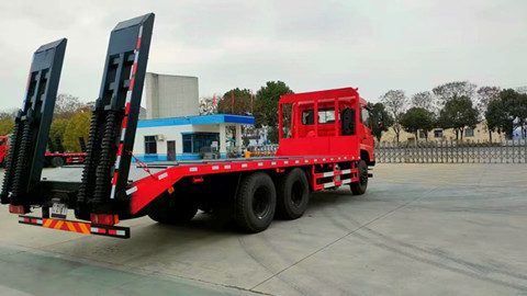 东风天锦后八轮平板车