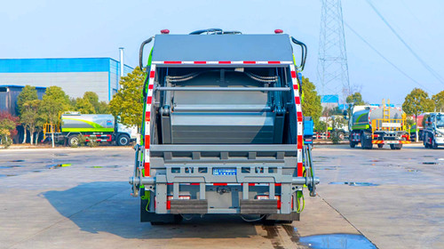 东风多利卡D9压缩式垃圾车