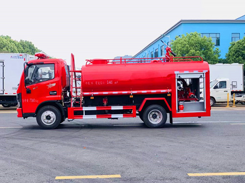 小多利卡消防4.5吨洒水车