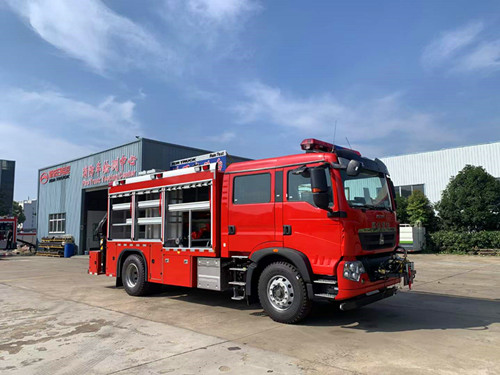 2方洒水救援消防车 重汽豪沃